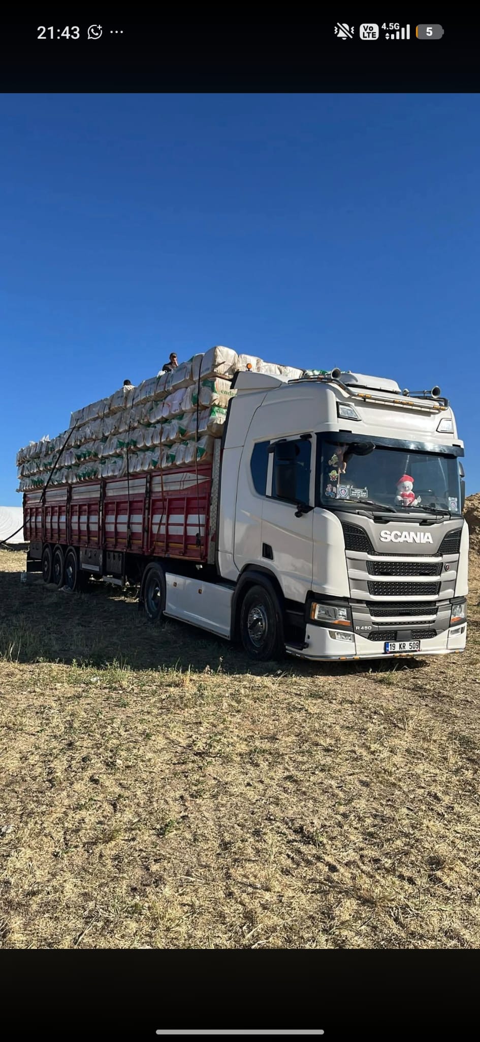 Scania kamyon yüklenirken