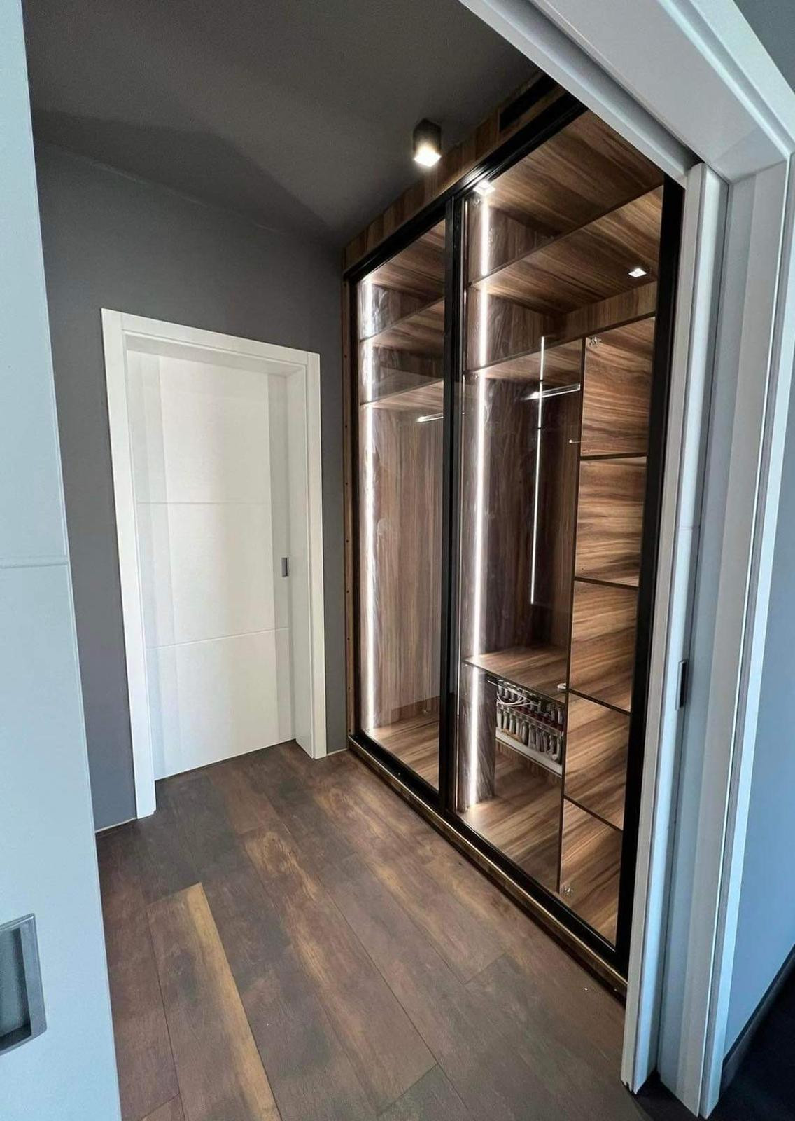 Moderner Einbauschrank mit Beleuchtung