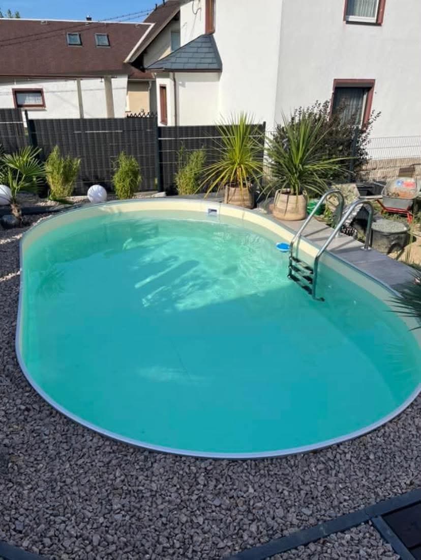 Schwimmbad Pflege