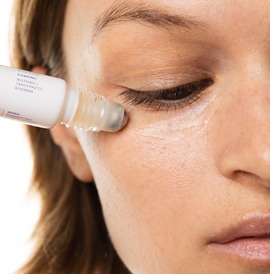 Penggunaan KORRES Wide Awake Eye Gel dengan Rollerball di Area Mata