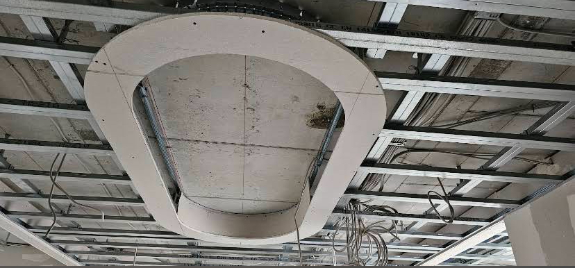 Vorher — Rohbau Decke mit Metall框架