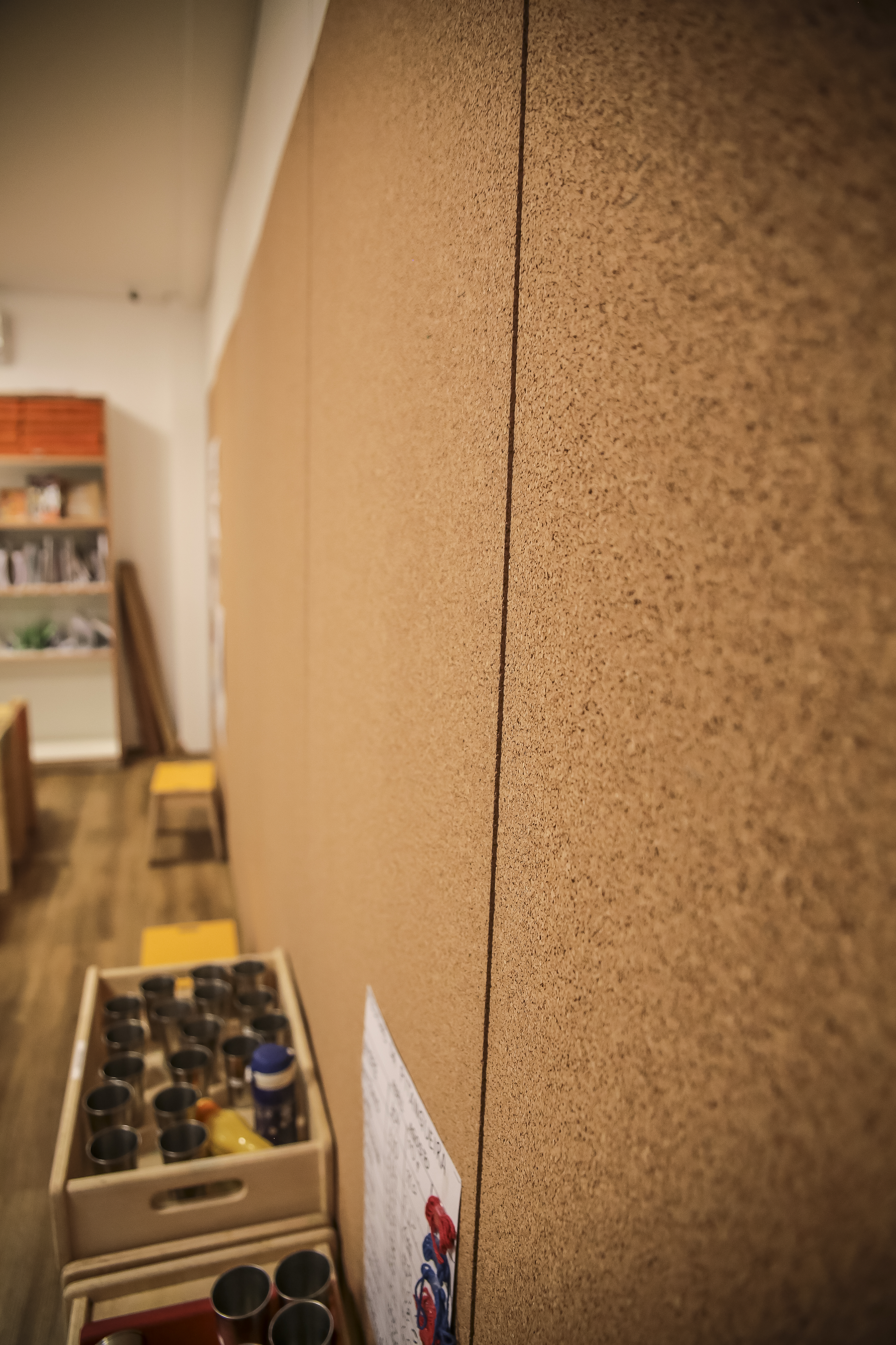 Espaço criativo Ekoa com divisória retrátil e paredes de cortiça - DA Divisórias