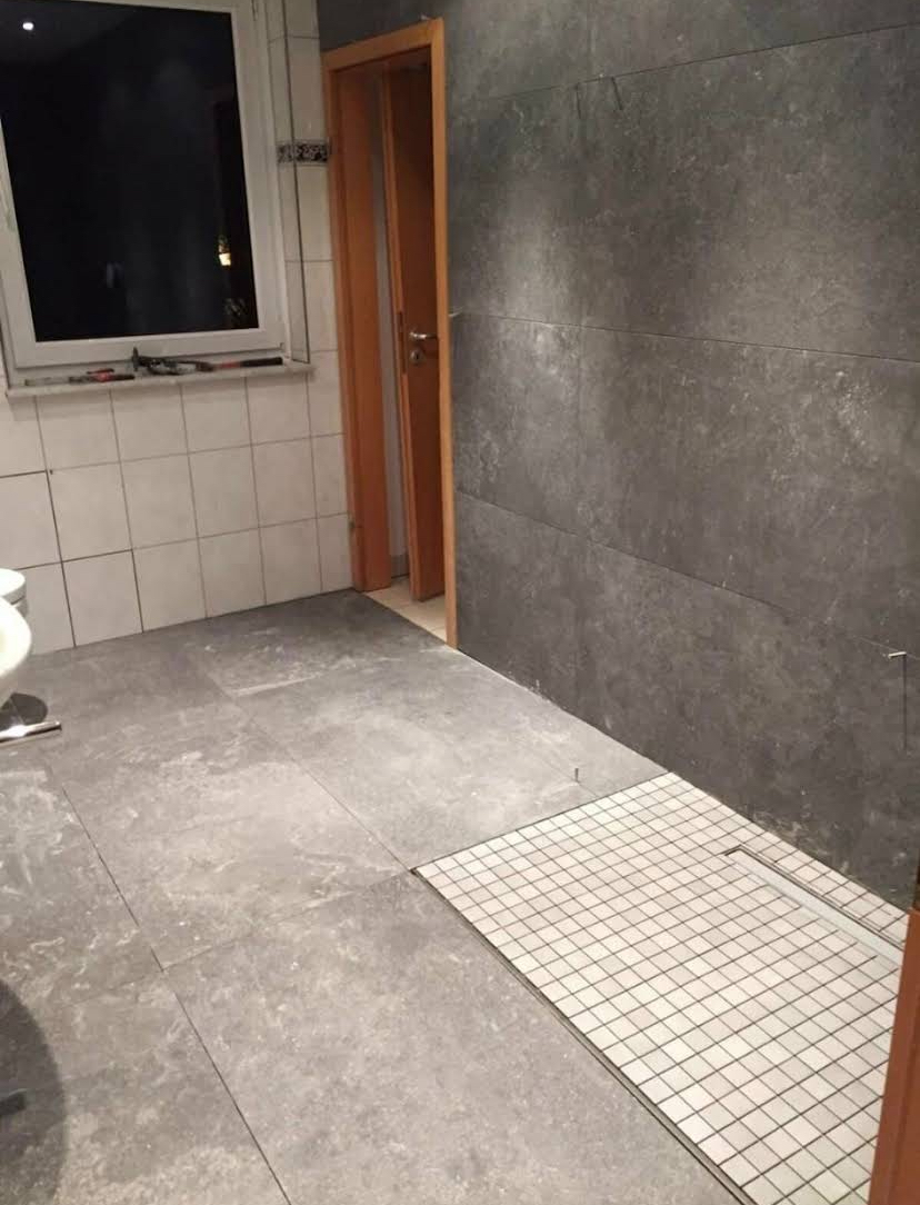 Modernes Bad mit Fliesen