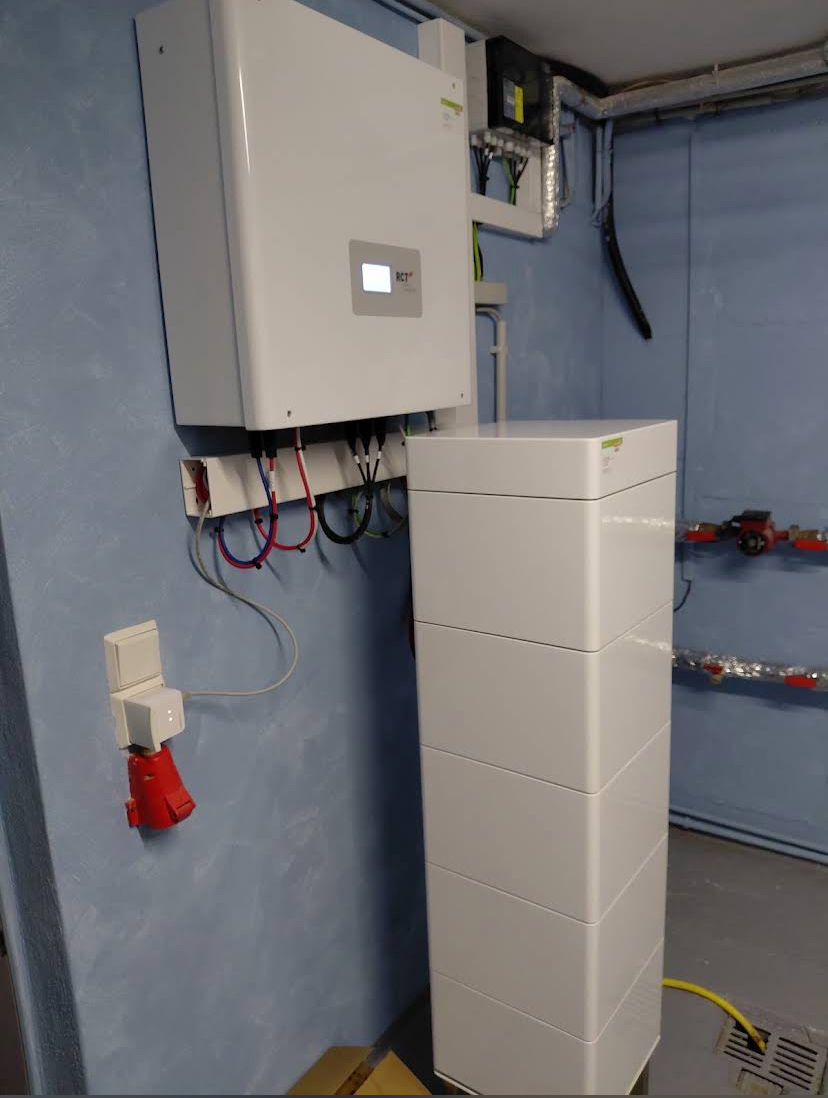 Industrieller Raum mit großen elektrischen Anlagen und Steuerungseinheiten