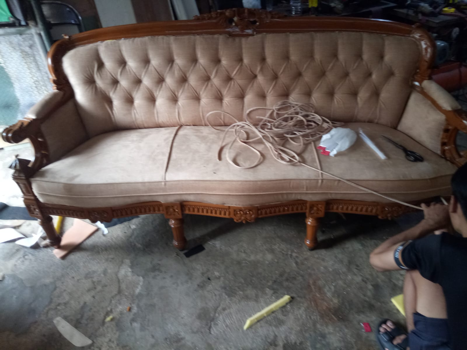 Proses pengerjaan sofa retro ukiran kayu warna coklat muda