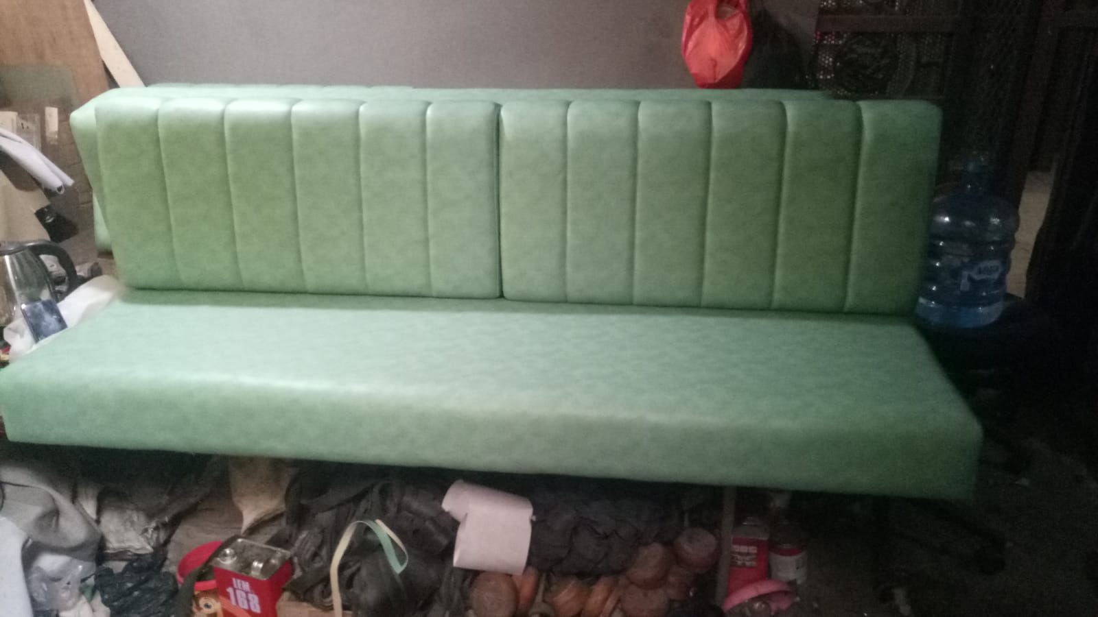 Detail sofa hijau dengan desain garis vertikal