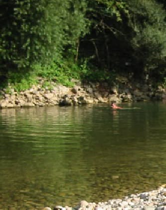 La Loue scintille sous le soleil, l'eau paraît invitante mais l'interdiction de baignade est totale à cause des cyanobactéries.