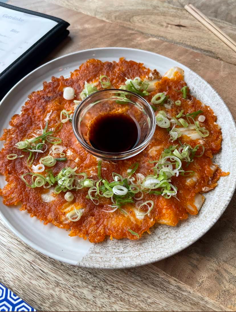 Kimchi Jeon, knuspriger Pfannkuchen mit Dip