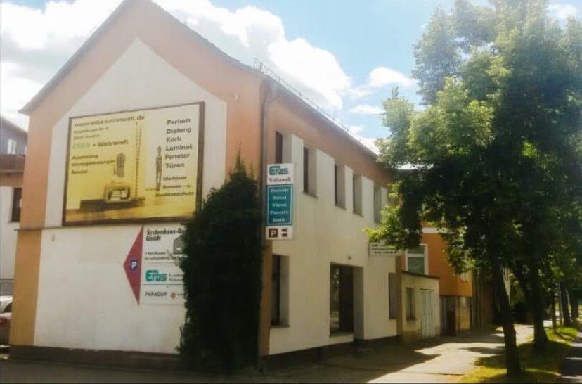 Kontor von Phillip Erbs Immobilien in Genthin mit Werbefläche für Parkett, Dämmung, Kork und Türen