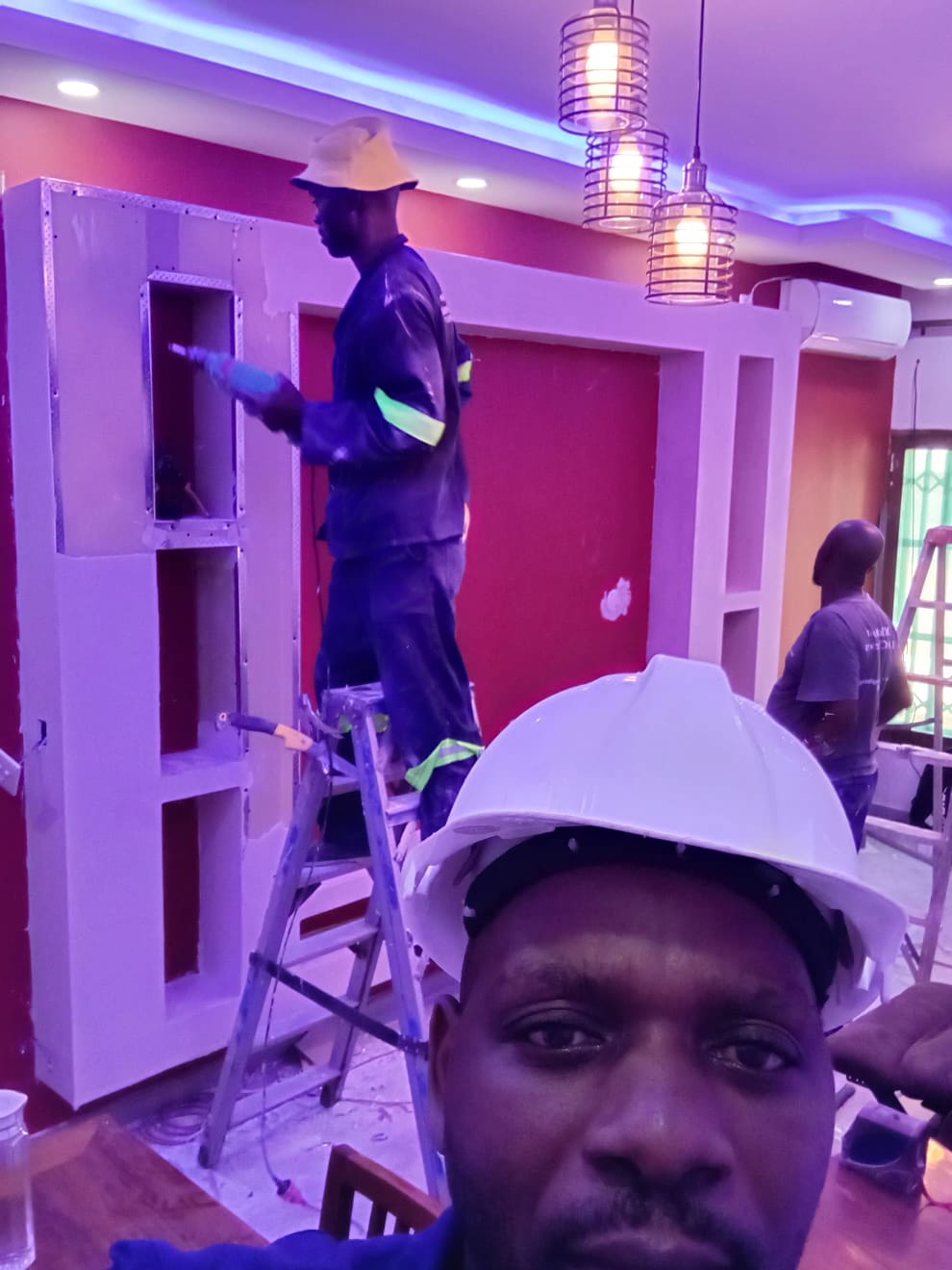 Equipa Fénix Designer a montar estrutura de tecto falso em obra