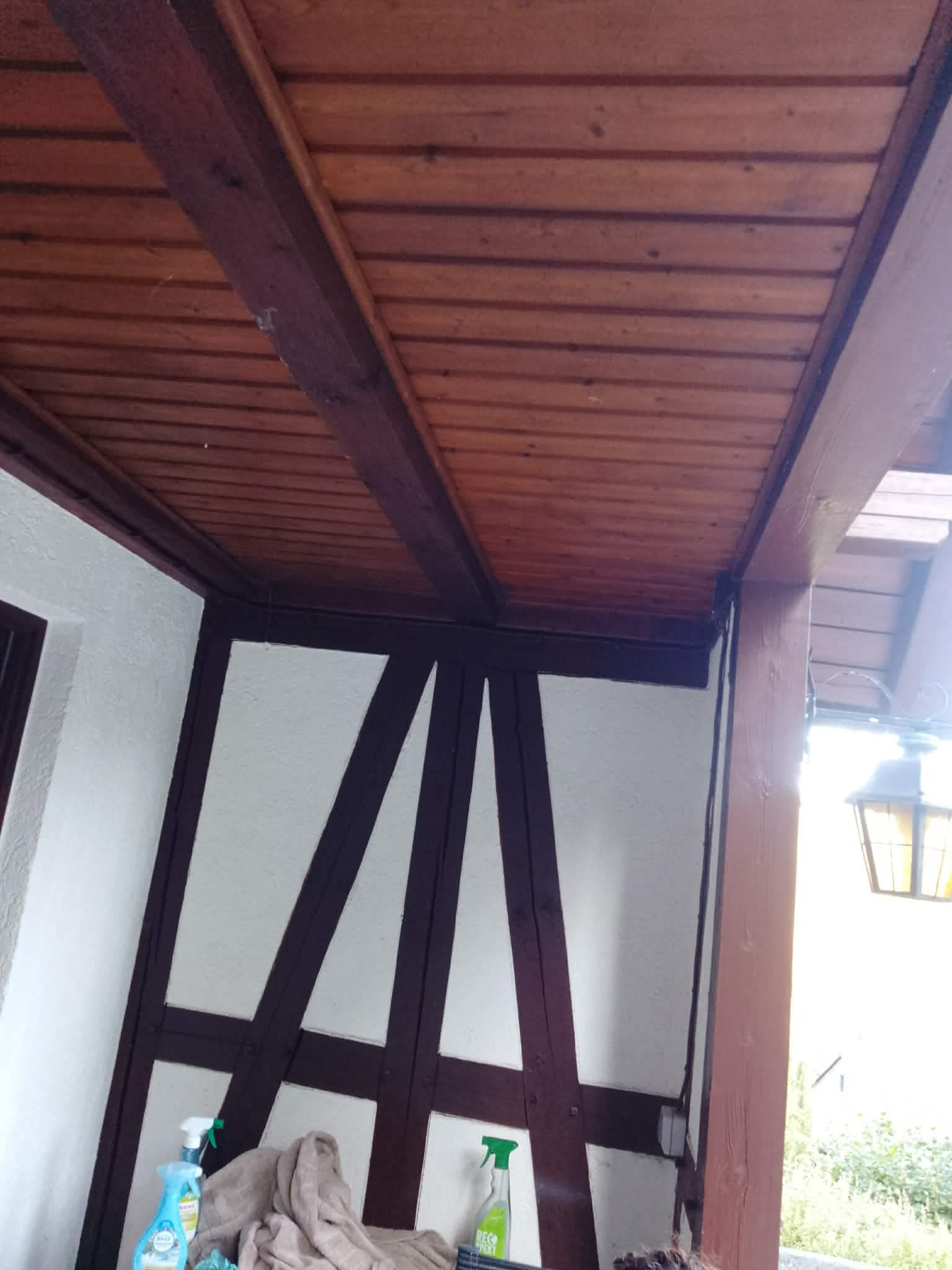 Fachwerkraum mit Reinigungsspray