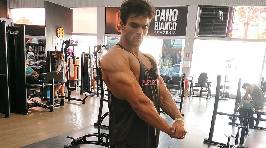 Neto Gambarato treinando na academia