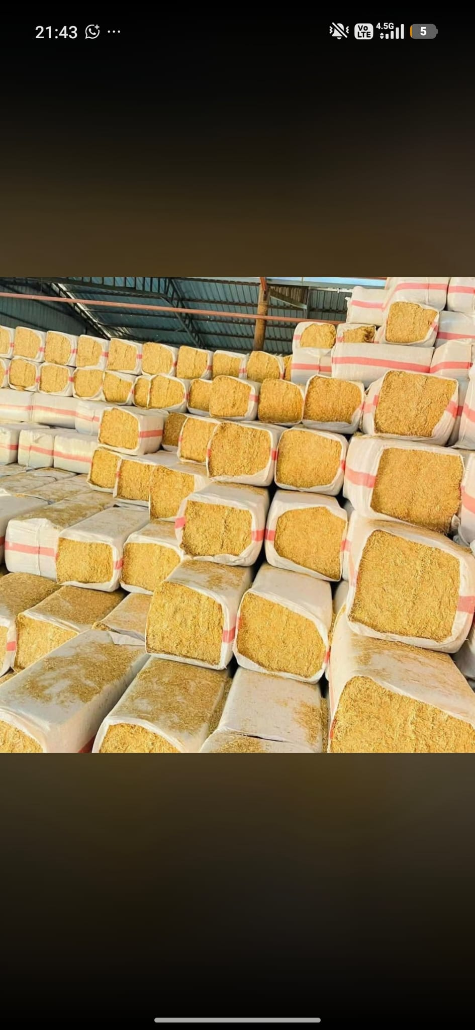 Depoda paketlenmiş saman
