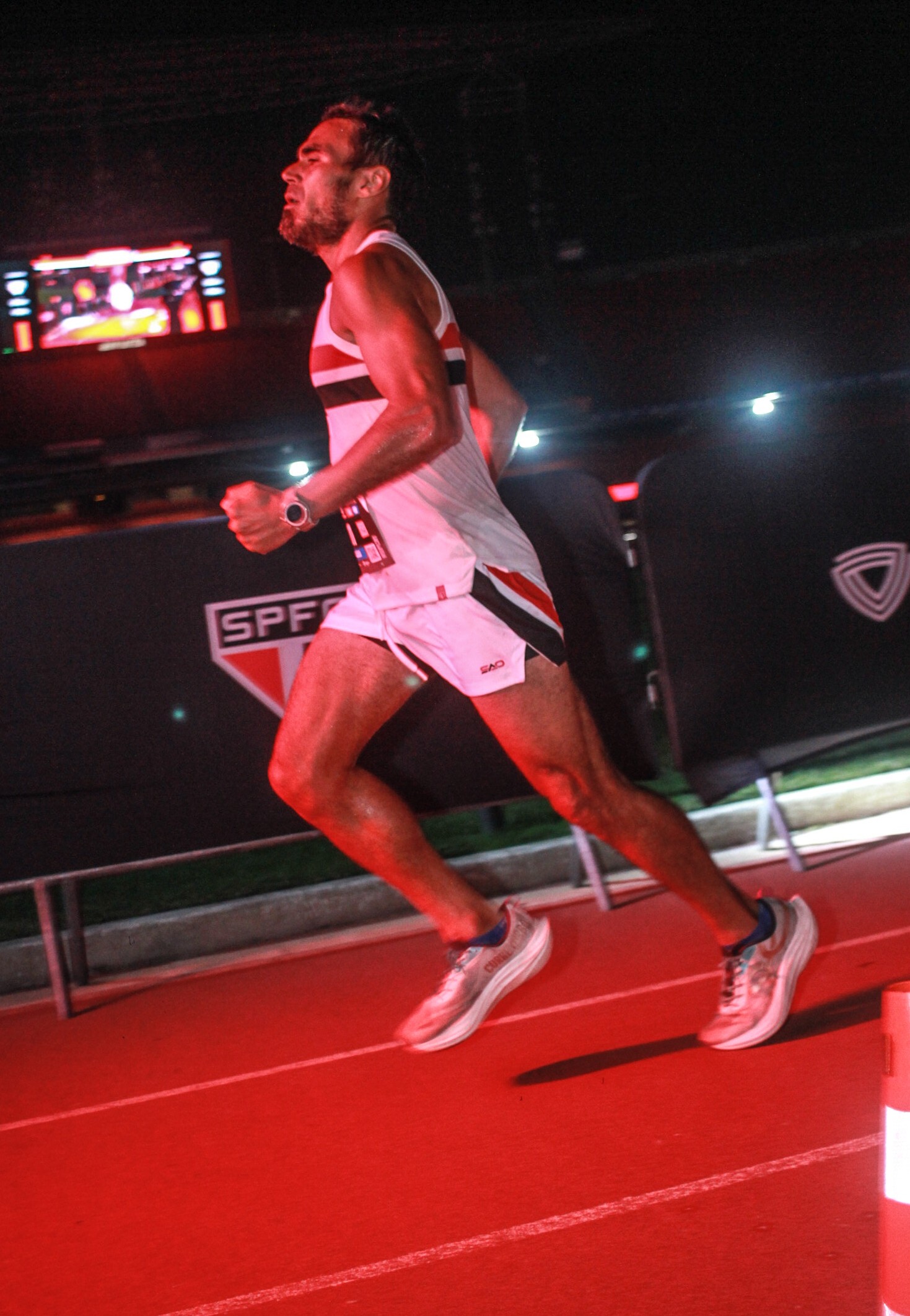 Corrida noturna em estádio