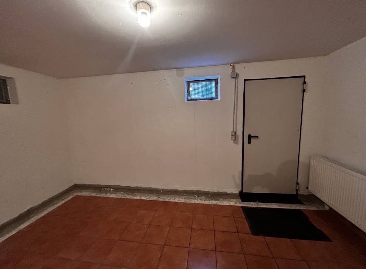 Renovierter Innenraum mit frischem Anstrich und Fliesenboden